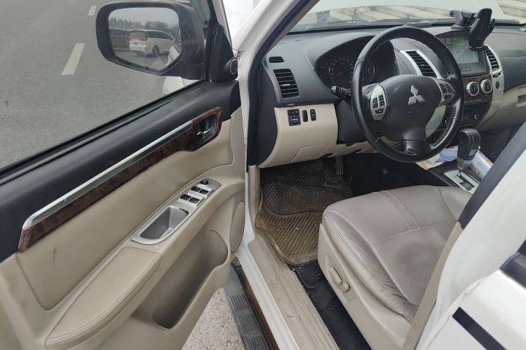 三菱 帕杰罗·劲畅 2013款 3.0L 自动两驱豪华版中控内饰7003