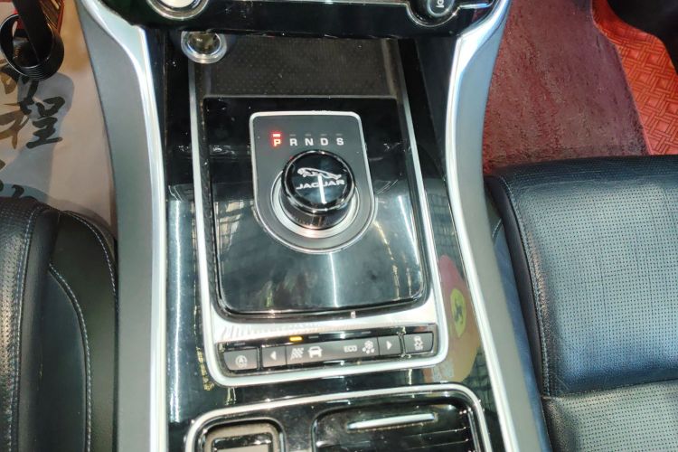 捷豹XE 2018款 2.0T 200PS 两驱R-Sport运动版局部细节18