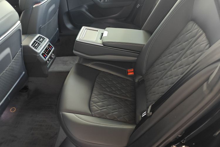 奥迪A6L 2025款 改款 45 TFSI quattro 臻选动感型中控内饰21