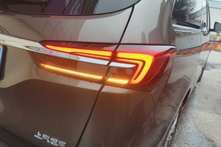 别克GL8 2023款 陆上公务舱 尊贵型车身外观9