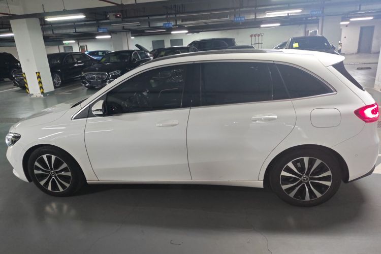 奔驰B级 2021款 B 200 动感型车身外观4
