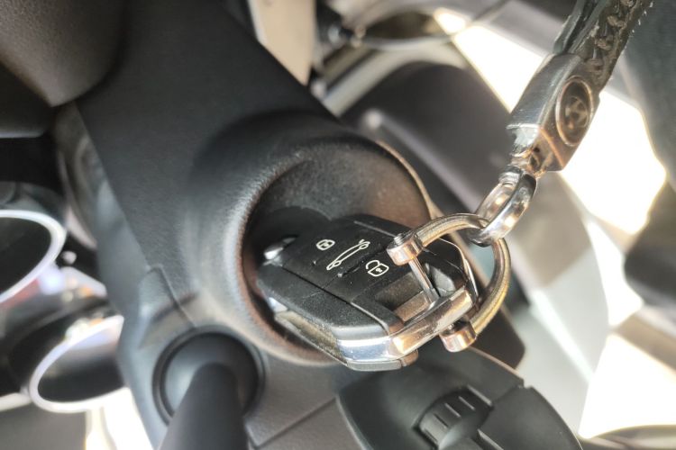 标致3008 2013款 2.0L 自动潮流版中控内饰7001