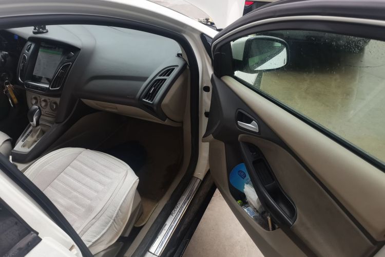 福特 福克斯 2012款 三厢 1.6L 自动舒适型局部细节9005