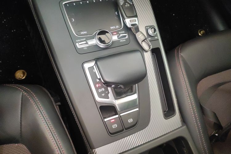 奥迪Q5L 2018款 45 TFSI 尊享时尚型 国VI中控内饰18