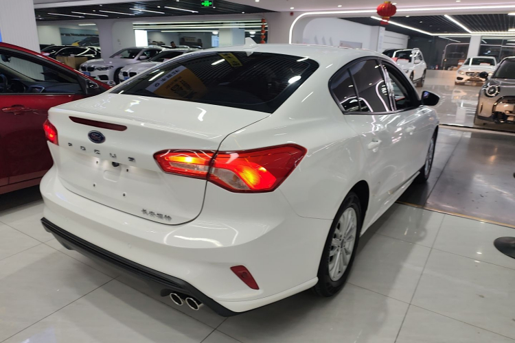 福特 福克斯 2020款 三厢 1.5L 自动锋跃型车身外观7