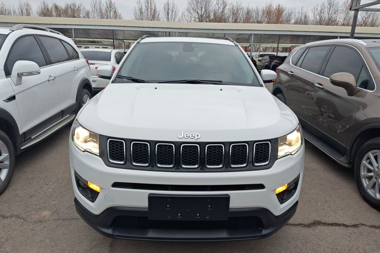 Jeep 指南者 2020款 220T 自动精英版车身外观2