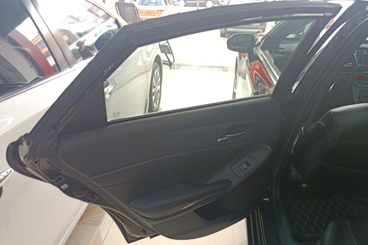 丰田 亚洲龙 2019款 2.0L 进取版 国VI中控内饰7008