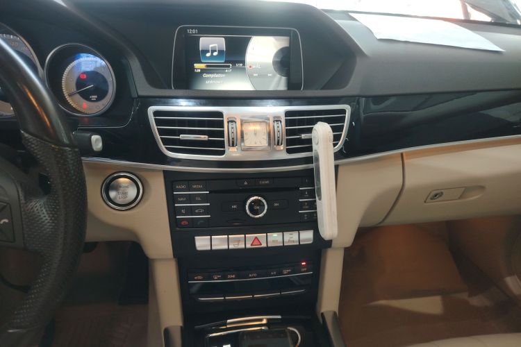 奔驰E级 2015款 改款 E 260 L 运动型中控内饰16