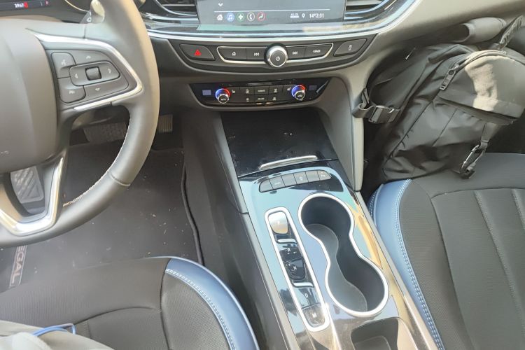 别克 君威 2024款 25T 超享版中控内饰18