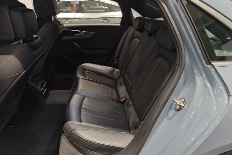 奥迪A4L 2022款 40 TFSI quattro RS套件燃速型中控内饰21