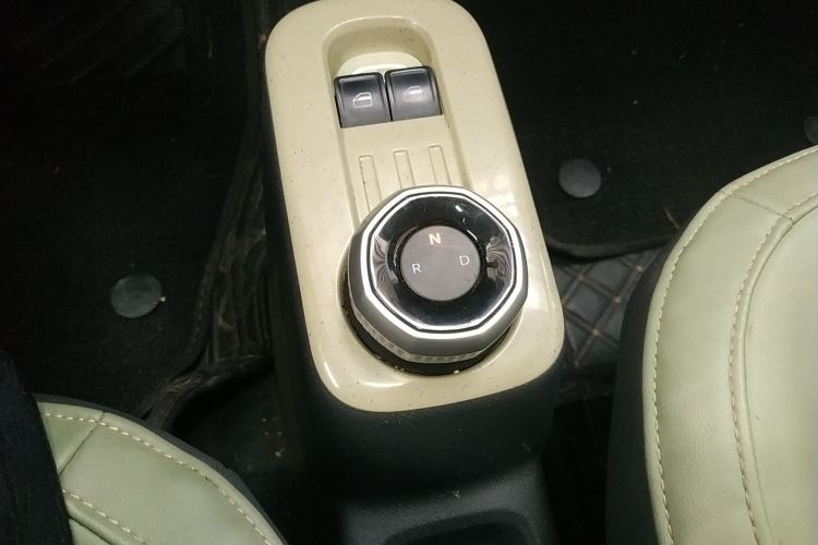 吉利银河 2024款 200km 熊猫骑士中控内饰18