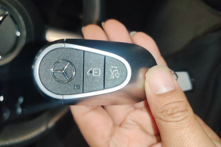 奔驰C级 2022款 C 260 L 皓夜运动版中控内饰11