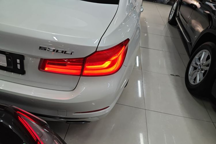 宝马5系 2020款 525Li 豪华套装车身外观9