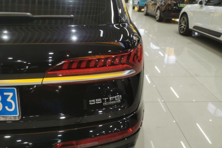 奥迪Q7 2020款 55 TFSI quattro S line运动型车身外观9