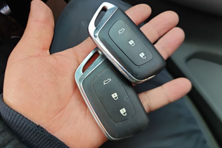 宝骏RC-5 2020款 1.5L 手动智耀豪华型中控内饰11