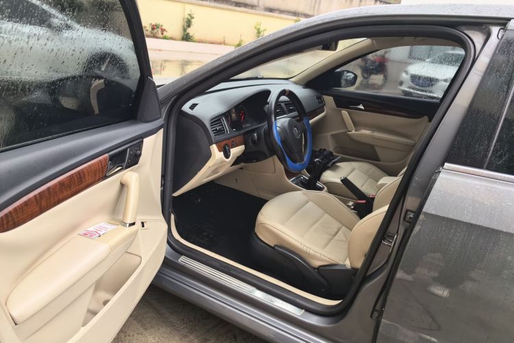 大众 朗逸 2013款 改款经典 1.6L 手动舒适版中控内饰20