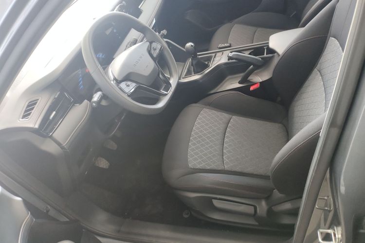 荣威i5 2023款 1.5L 手动舒享版中控内饰19