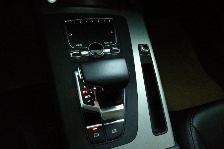 奥迪Q5L 2020款 40 TFSI 荣享时尚型中控内饰18