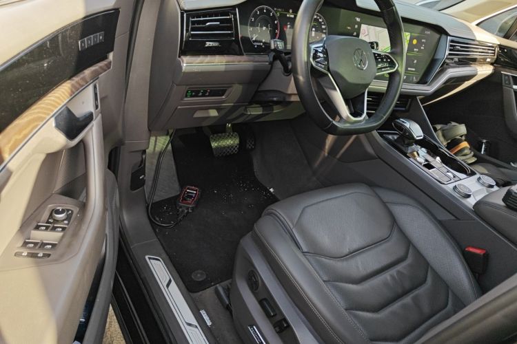 大众 途锐 2022款 3.0TSI 锐享版 曜黑运动套装中控内饰7003