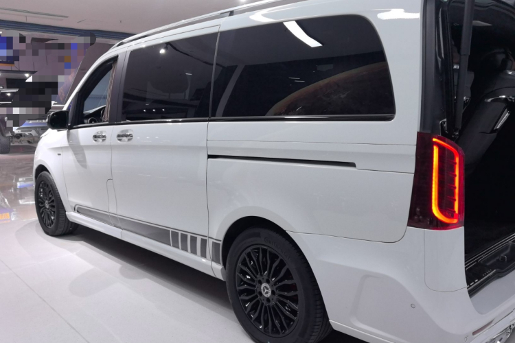 奔驰V级 2018款 V 260 尊贵版 国VI车身外观4