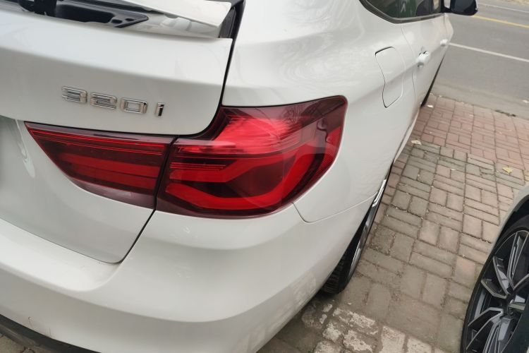 宝马3系GT 2020款 320i M运动套装车身外观9