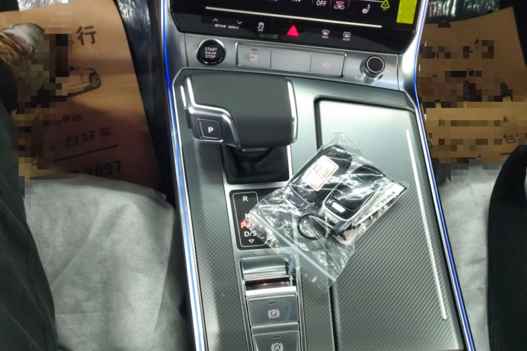 奥迪A6L 2025款 改款 45 TFSI 臻选动感型中控内饰18