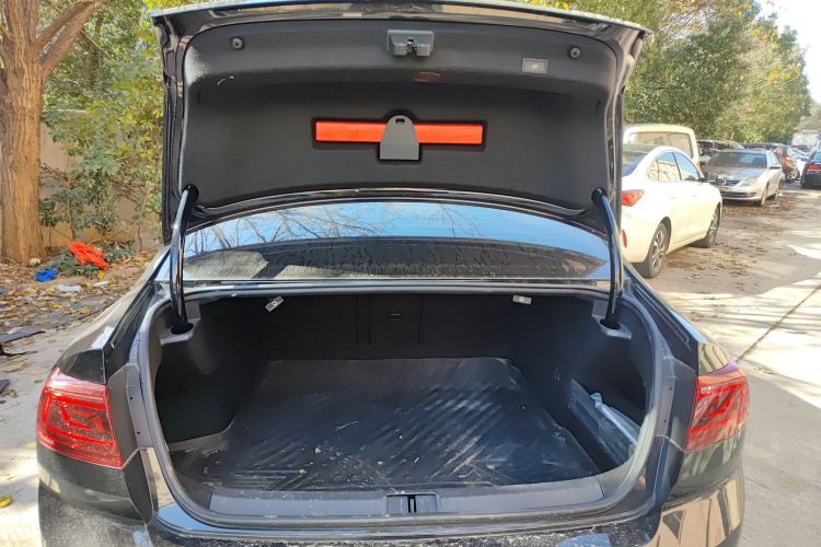 大众 迈腾 2023款 200万辆纪念版 330TSI DSG豪华型机舱底盘23