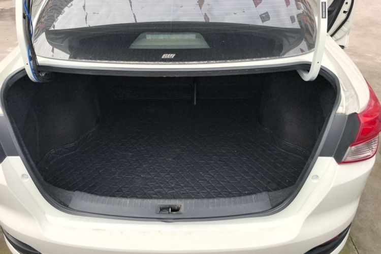 日产 蓝鸟 2020款 1.6L CVT炫酷版机舱底盘23