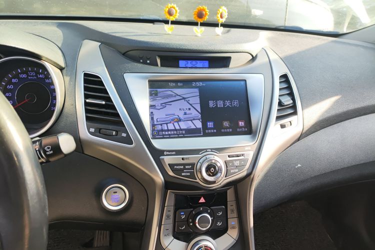 现代 朗动 2015款 1.6L 自动领先型中控内饰16