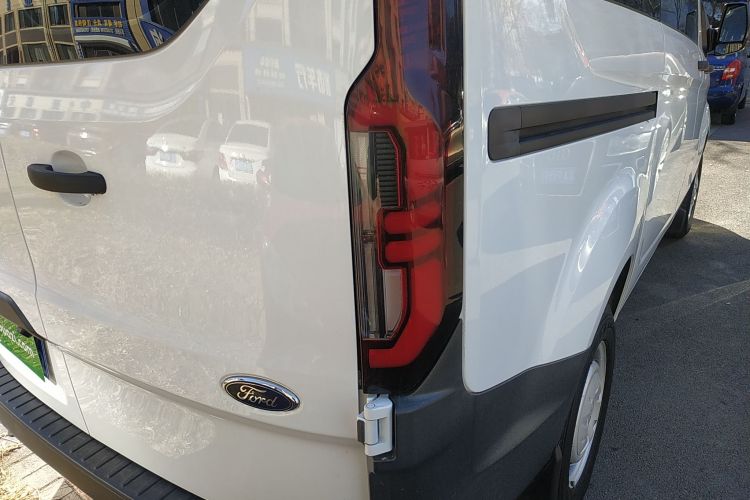 福特 全顺 2023款 2.0T汽油手动多功能商用车短轴低顶5/6座车身外观9