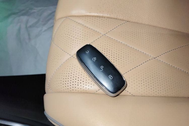 腾势D9 2022款 DM-i 970 四驱旗舰型中控内饰11