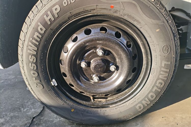 五菱汽车 五菱宏光新能源 2024款 纯电版 300KM 标准型车身外观6008