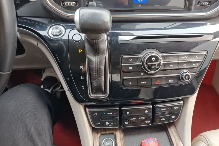 广汽传祺 传祺M8 2018款 320T 尊贵版中控内饰18