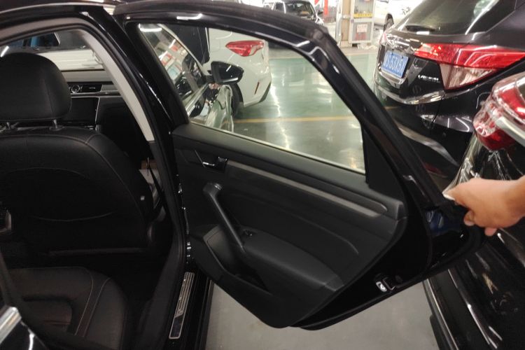 大众 帕萨特 2017款 330TSI DSG尊荣版中控内饰7006