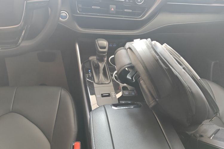 丰田 汉兰达 2022款 双擎 2.5L 四驱精英版 7座局部细节18