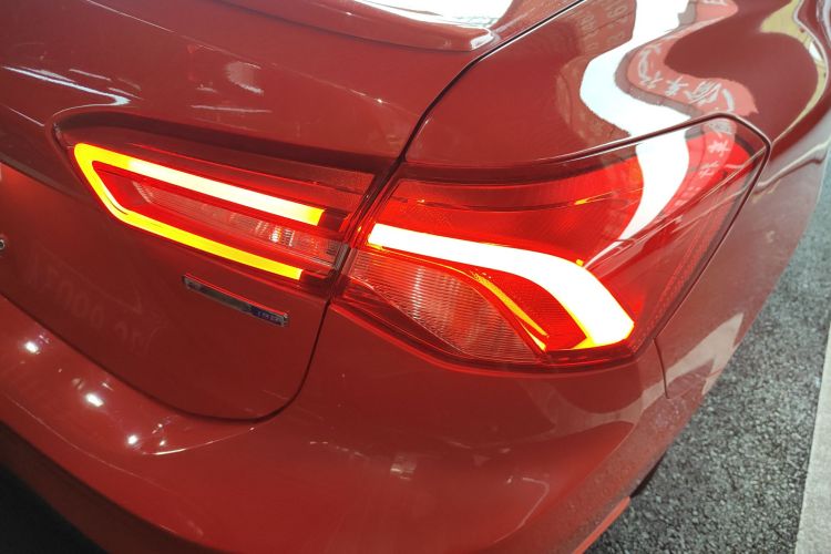 福特 福克斯 2020款 三厢 EcoBoost 180 自动ST Line车身外观6006