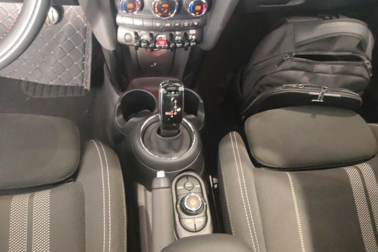 MINI 2019款 1.5T COOPER 赛车手 五门版中控内饰18