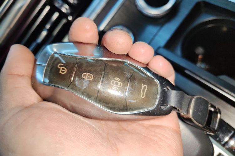 红旗H9 2022款 2.0T 智联旗享版中控内饰11