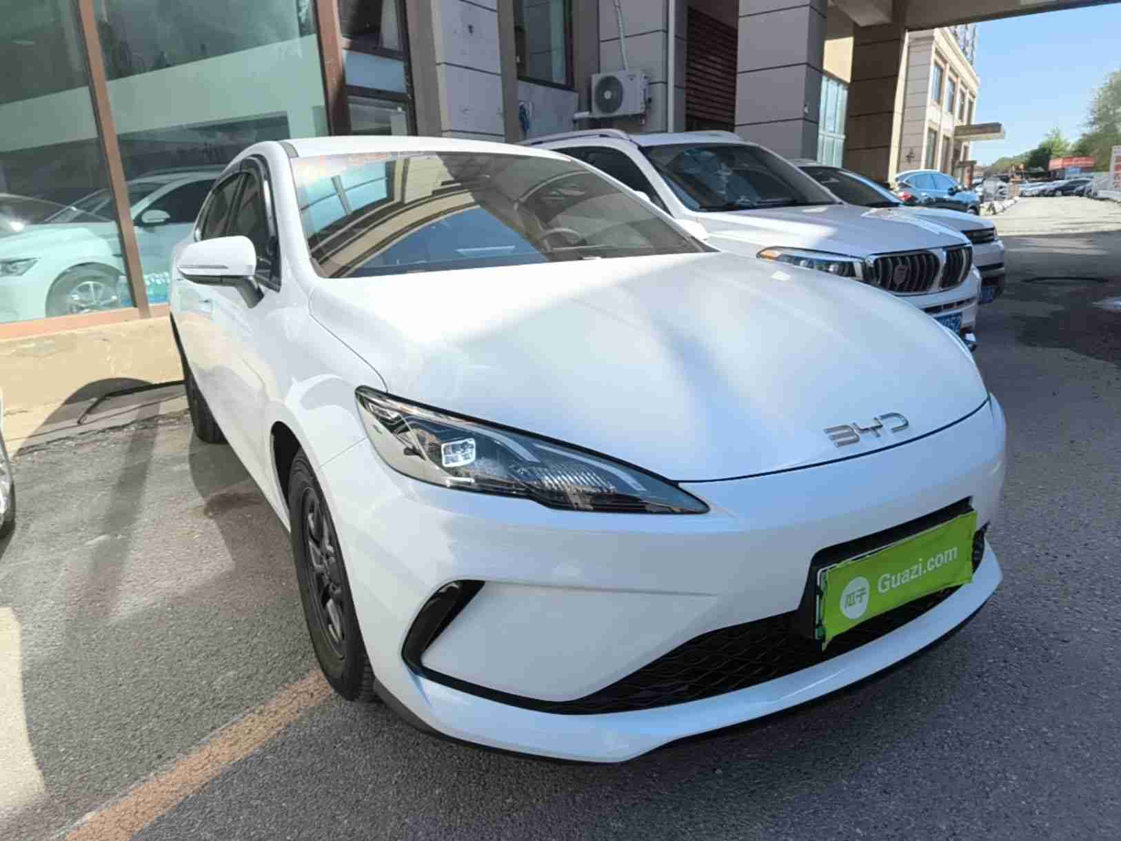 车辆右前45度角展示