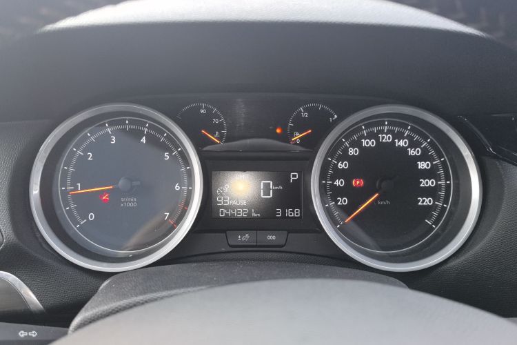 标致408 2015款 1.2T 自动豪华版中控内饰14