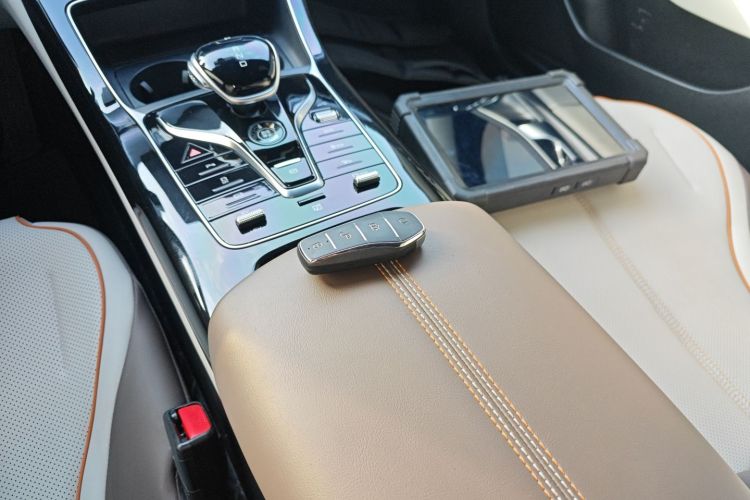 比亚迪 秦PLUS 2024款 荣耀版 DM-i 120KM领先型中控内饰7001