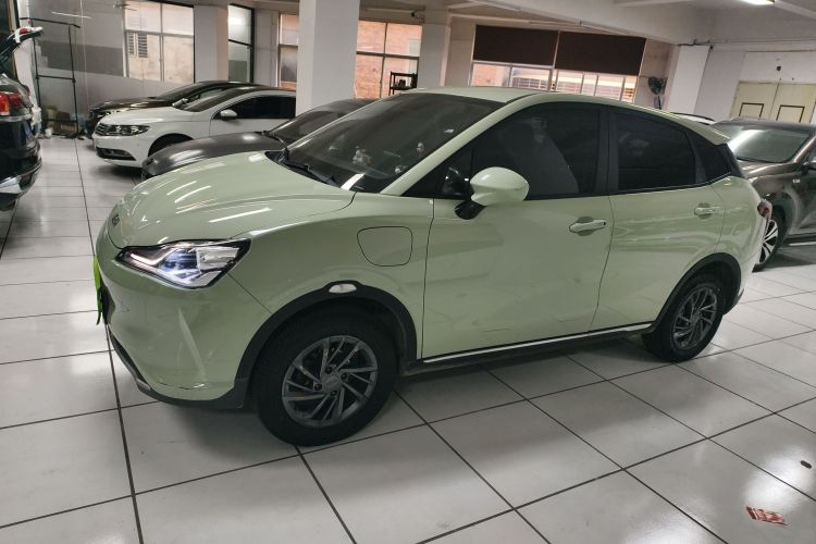 哪吒汽车 哪吒V 2022款 潮 300 Lite 三元锂车身外观4