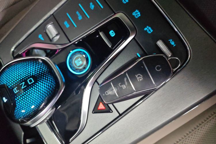 比亚迪 唐新能源 2024款 DM-p 荣耀版 215KM 四驱尊享型中控内饰7001