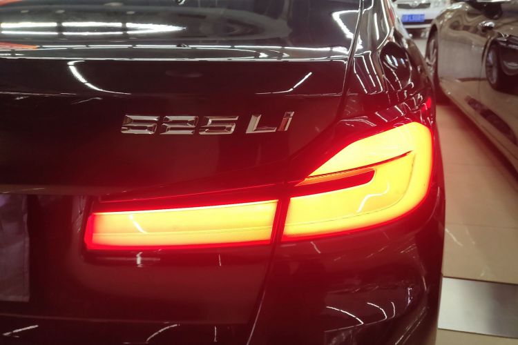 宝马5系 2021款 525Li 豪华套装车身外观9