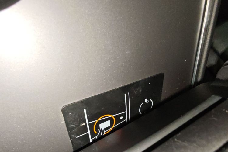 特斯拉 Model Y 2022款 后轮驱动版中控内饰7001