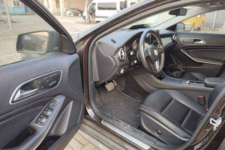 奔驰GLA 2015款 GLA 200 时尚型中控内饰20