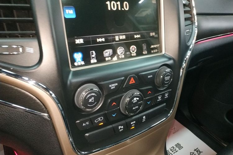 Jeep 大切诺基(进口) 2015款 3.0L 舒享导航版中控内饰16