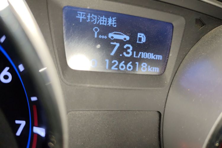 现代 索纳塔 2011款 2.0L 自动时尚版中控内饰15