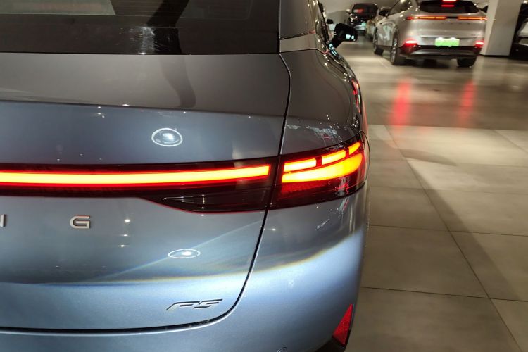 小鹏P5 2021款 550P车身外观9