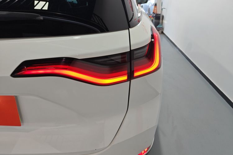 蔚来ES8 2020款 580KM 签名版 六座版车身外观9